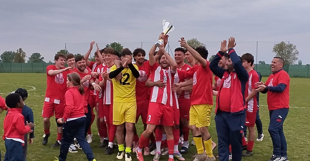 Squadra del monte cremasco che alza la coppa