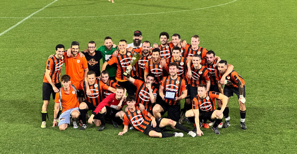 La squadra di calcio Pianenghese che celebra la vittoria allo stadio Voltini